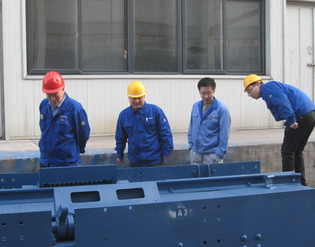熱烈祝賀煤專公司“出口越南罐籠”、“沙爾夫軌道”兩大國際項目按期交付，“兩提一?！被顒訄A滿結束